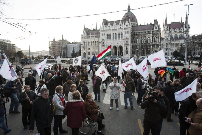
 A Magyar Szolidaritás Mozgalom tagjai az Alkotmány utcában tüntettek az alaptörvény negyedik módosítása ellen