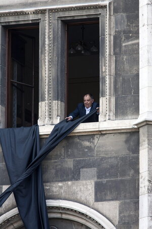 Horváth András Tibor szocialista országgyűlési képviselő fekete zászlót függesztett ki a Parlament ablakában, tiltakozásul az alaptörvény (ekkor még csak elfogadásra váró) negyedik módosítása ellen
Horváth András Tibor szocialista országgyűlési képviselő fekete zászlót függesztett ki a Parlament ablakában, tiltakozásul az alaptörvény (ekkor még csak elfogadásra váró) negyedik módosítása ellen