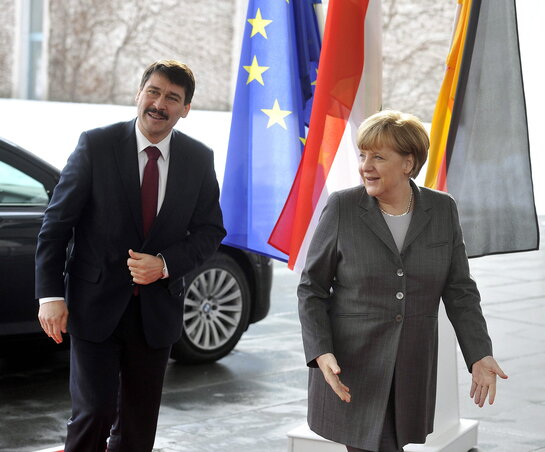 Angela Merkel fogadja Áder Jánost hivatalos berlini látogatásának második napján a Kancellári Hivatal előtt