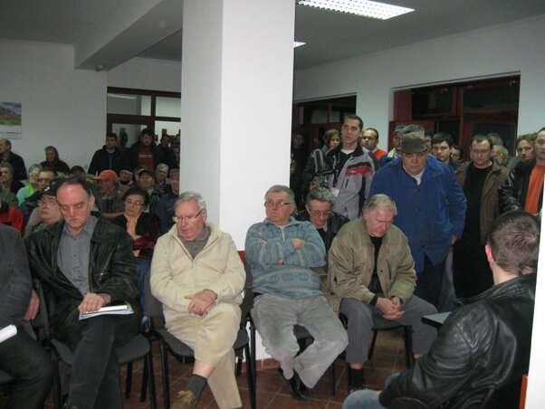 Az emberek többsége nem fért el a tűzoltóotthon nagytermében