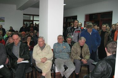 Az emberek többsége nem fért el a tűzoltóotthon nagytermében