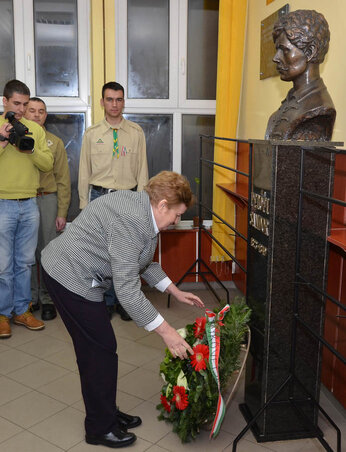 Megkoszorúzták a Petőfi-mellszobrot
