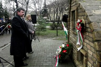 A VMSZ képviselői koszorút helyeznek el az emlékműnél