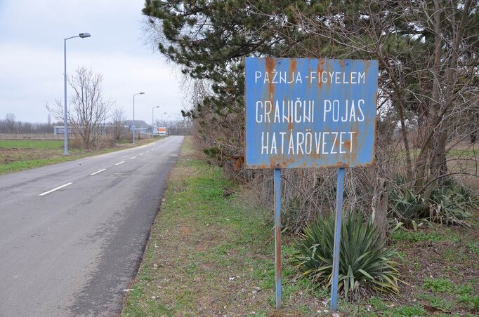 A határ megnyitójára remélhetőleg ezt a több évtizedes táblát is lecserélik (Fotó: Molnár Edvárd) A határ megnyitójára remélhetőleg ezt a több évtizedes táblát is lecserélik (Fotó: Molnár Edvárd)