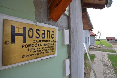 A közösség bejárata és az udvar (Fotó: Molnár Edvárd)