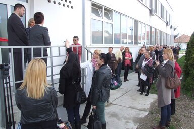 A röntgenosztály bejárata előtt gyülekeztek a megnyitóra érkező vendégek