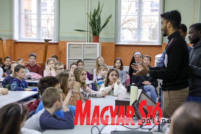James Jimson Pullappallil SVD, verbita kispap 2019 óta tanul teológiát Magyarországon, ő is előadást tartott a gyerekeknek (Gulyás Réka felvétele)