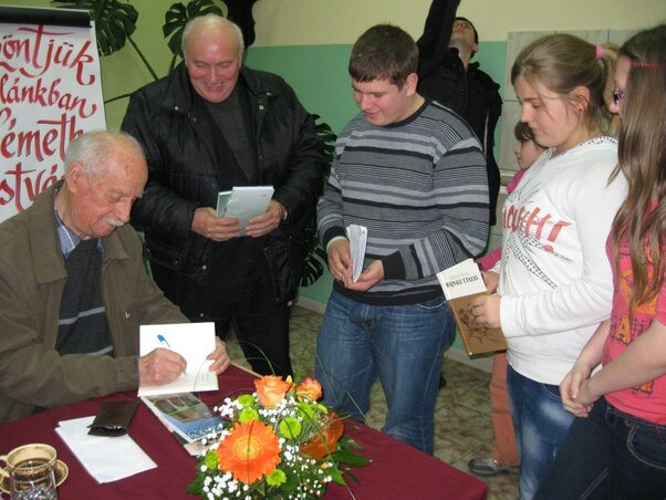 Németh István dedikálja a könyvét Németh István dedikálja a könyvét