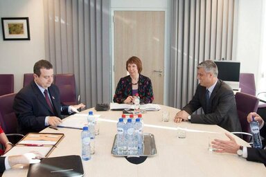 Premijer Srbije Ivica Dacic, visoka predstavnica Evropske unije Ketrin Eston i predsednik Vlade Kosova Hasim Taci razgovaraju tokom seste runde dijaloga Beograd-Pristina, danas 4. marta 2013. godine u Briselu. (BETAPHOTO/EU/DS)
