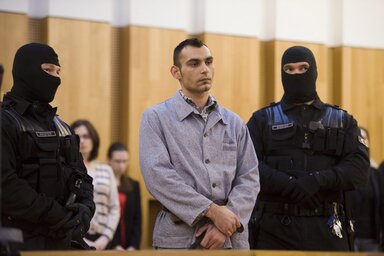 Péntek László hallgatja az ítéletet büntetőperének tárgyalásán a Pécsi Törvényszék tárgyalótermében (MTI Fotó: Koszticsák Szilárd)