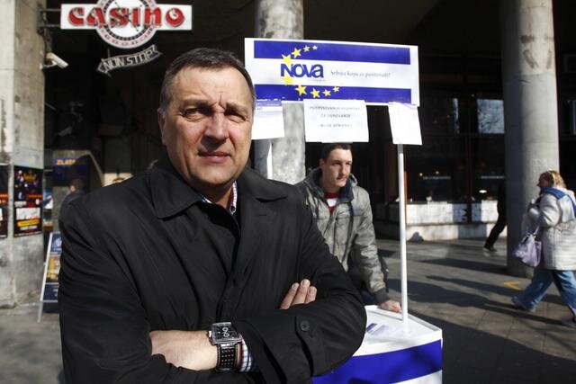 Koosnivac politicke partije, Nova stranka Zoran Zivkovic se obratio novinarima sa mesta za prikupljanje potpisa podrske u Beogradu, 4. marta 2013. (BETAPHOTO/MARKO RUPENA/EV)