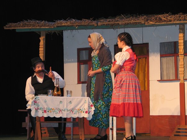 A szajáni színjátszók előadásának egy jelenete
