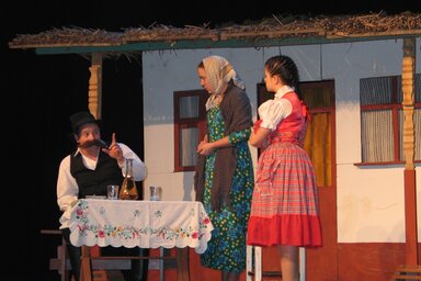 A szajáni színjátszók előadásának egy jelenete