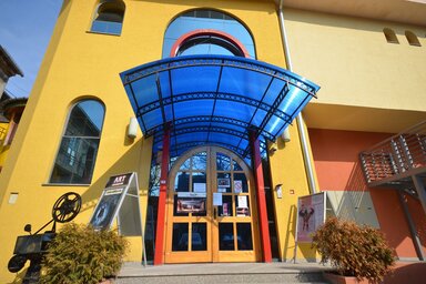 Az Art mozi és a Kosztolányi színház épülete