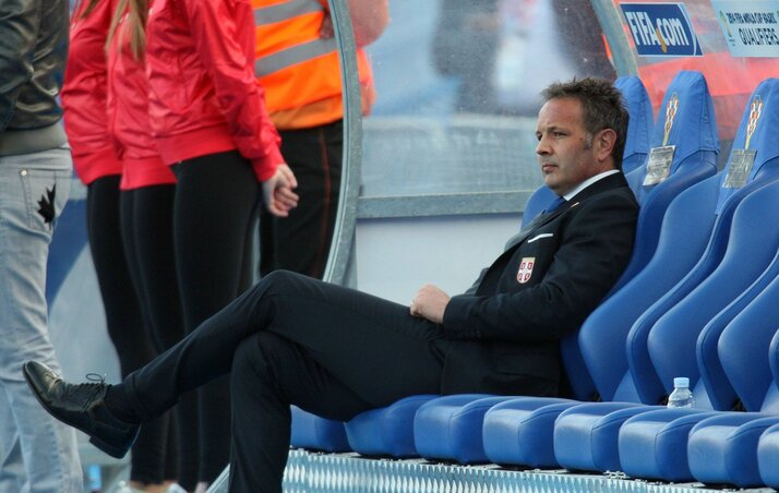 Most még a válogatott kispadján ül Siniša Mihajlović, de ahogy mondta: nem kell izgulni, mert ha elmegy, Szerbiának utána is lesz szövetségi kapitánya (Fotó: Beta)