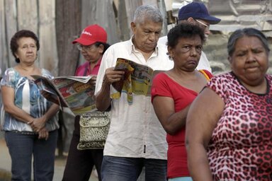 Belépésre várók az egyik caracasi szavazóhely előtt (Fotó: Beta/AP)