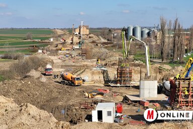 Gőzerővel folyik a munka a kishegyesi viadukt építésén (Lakatos János felvétele)