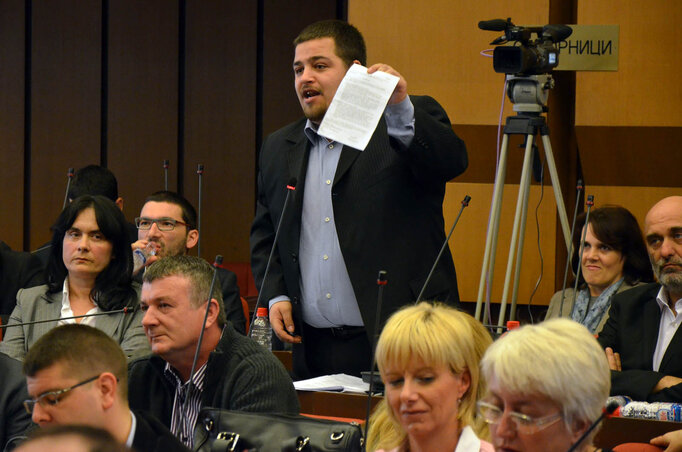 Itt van, fehéren feketén 