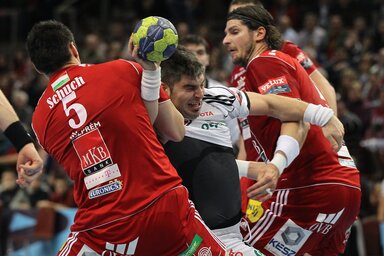Veszpr�m, 2013. febru�r 27.
A szegedi j�t�kos Antonio Pribanics (k�z�pen), Schuch Timuzsin (balra) �s Nagy L�szl� (jobbra), a Veszpr�m j�t�kosai a f�rfi k�zilabda NB I MKB Veszpr�m-Pick Szeged m�rk�z�s�n a Veszpr�m Ar�n�ban 2013. febru�r 27-�n.
MTI Fot�