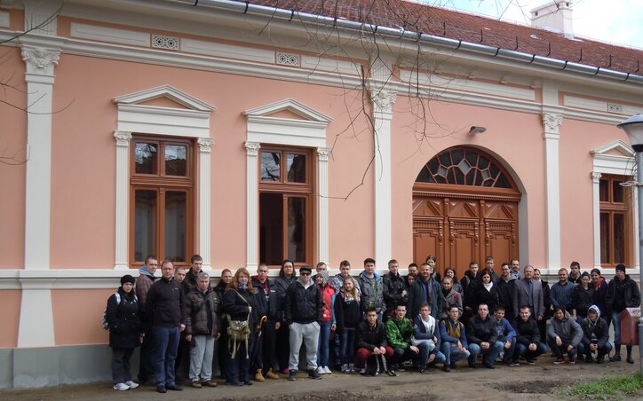 A budapesti Than Károly Ökoiskola és adai társaik a Than-ház előtt  (Fotó: Fehér Rózsa)