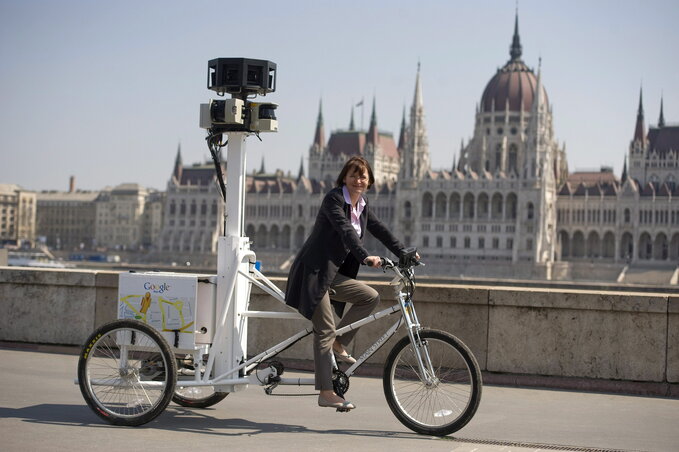 Heal Edina, a Google Magyarország vezetője a cég új, 3 dimenziós fényképezőgéppel felszerelt triciklijén a Parlament átellenében kerekezik