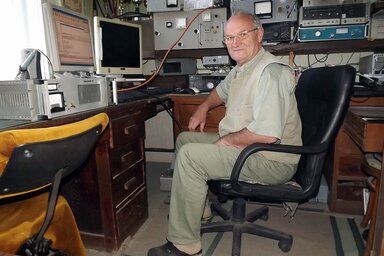 Ficza József zombori rádiós szobájában (Fotó: Fekete J. József)