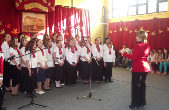 Az iskola énekkara a Thurzó-himnuszt adta elő a gálaműsoron