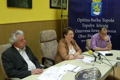 Miladin Nešić, Kókai M. Melinda és Egeresi Sándor a sajtótájékoztatón