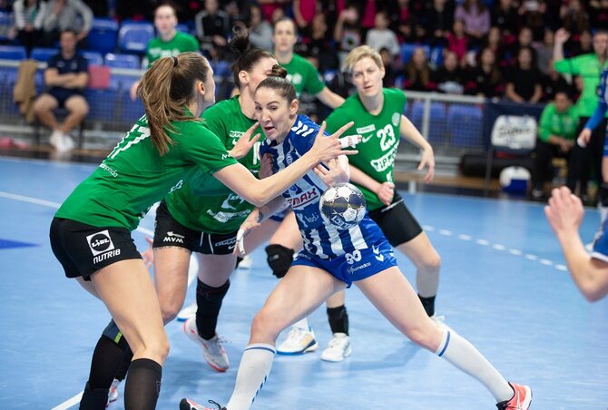 A második félidőben már jobban zárt a Fradi védelme (Fotó: EHF) A második félidőben már jobban zárt a Fradi védelme (Fotó: EHF)