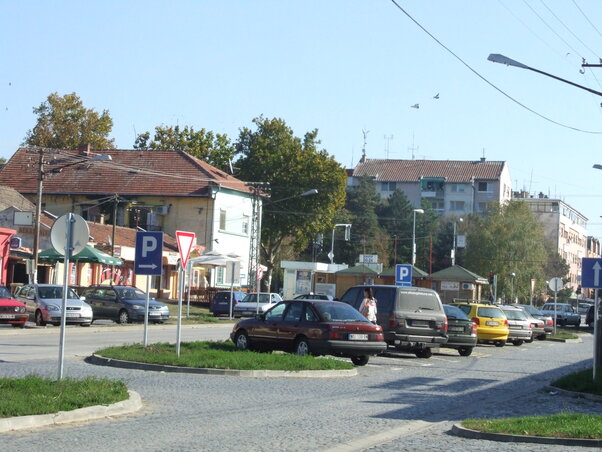 A Petőfi Sándor utcában kezdik a parkolás megfizettetését