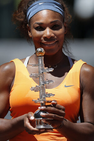 Serena Williams a madridi trófeával (Fotó: Beta/AP) Serena Williams a madridi trófeával (Fotó: Beta/AP)