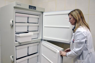 Az anyatejet szakszerűen, hűtőkben tárolják