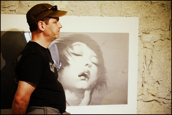 Wu Jiang tibeti művész grafikája és egy fesztiválozó. Melyik melyik?