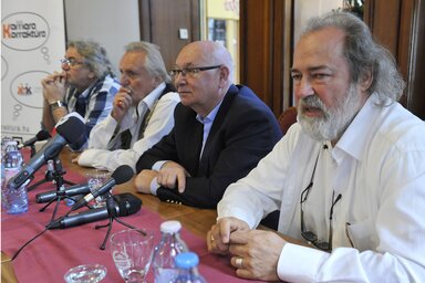 Trunkos András producer, kurátor (b), Benkő László, az Omega együttes tagja, kurátor (b2), Belénessy Csaba újságíró, a kuratórium elnöke (j2) és Molnár György, az együttes tagja (j) az Omega Közéleti Alapítvány megalakulását bejelentő sajtótájékoztatón a budapesti Pilvax Kávéházban
