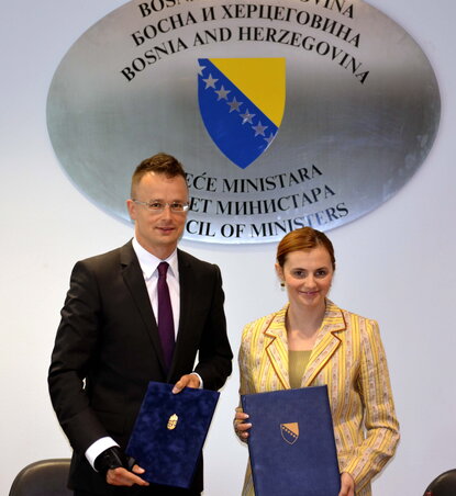 Szijjártó Péter és Ermina Salkičević-Dizdarević külkereskedelmi és gazdasági kapcsolatokért felelős miniszter-helyettes, a Magyar–Bosnyák Gazdasági Vegyes Bizottság társelnökei a bizottság szarajevói ülése után Szijjártó Péter és Ermina Salkičević-Dizdarević külkereskedelmi és gazdasági kapcsolatokért felelős miniszter-helyettes, a Magyar–Bosnyák Gazdasági Vegyes Bizottság társelnökei a bizottság szarajevói ülése után