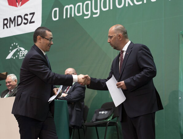 Victor Ponta román miniszterelnök (b) és Kelemen Hunor, az RMDSZ elnöke a párt csíkszeredai kongresszusán (Fotó: MTI) Victor Ponta román miniszterelnök (b) és Kelemen Hunor, az RMDSZ elnöke a párt csíkszeredai kongresszusán (Fotó: MTI)