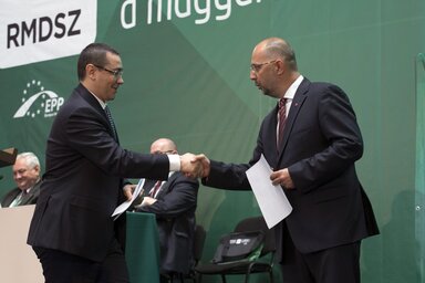 Victor Ponta román miniszterelnök (b) és Kelemen Hunor, az RMDSZ elnöke a párt csíkszeredai kongresszusán (Fotó: MTI)