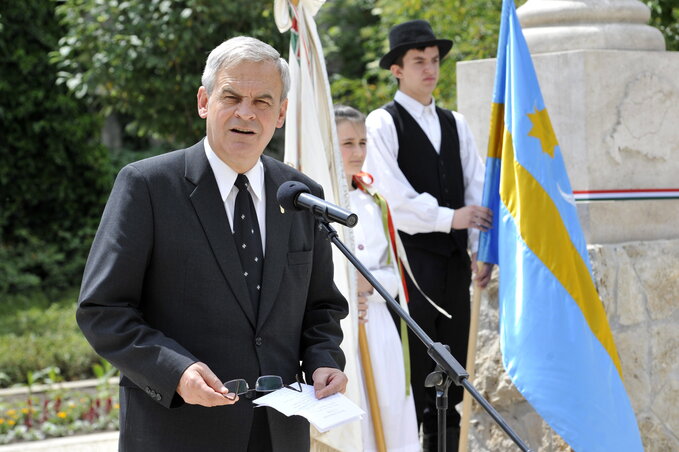 Tőkés László EP-képviselő beszél a XXII. kerületi önkormányzat nemzeti összetartozás napi ünnepségén (Fotó: MTI)
