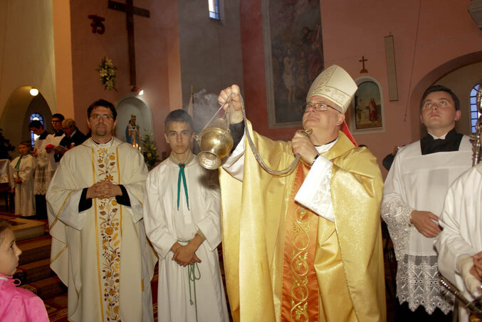 Spányi Antal székesfehérvári püspök felszenteli a vitrázst (Fotó: Diósi Árpád)