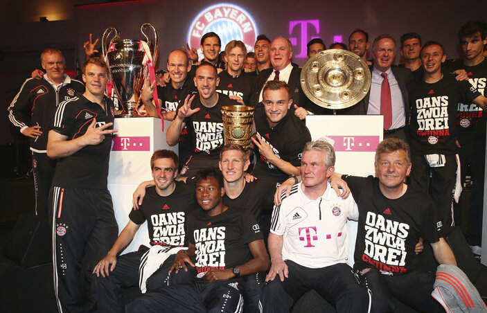 A Bayern csapata a három serleggel (Fotó:  Beta/AP)