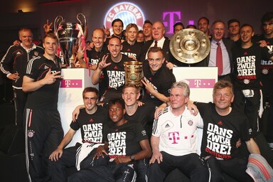 A Bayern csapata a három serleggel (Fotó:  Beta/AP)