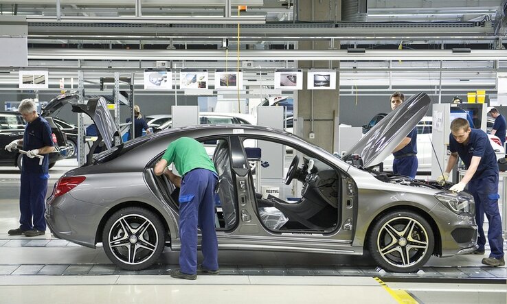A munkások egy CLA modell összeszerelésén dolgoznak a Mercedes-Benz kecskeméti gyárában (Fotó: MTI)
