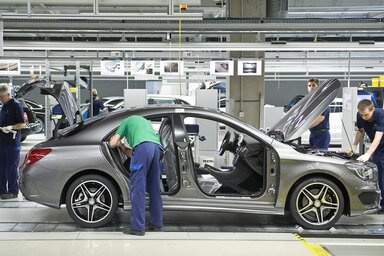 A munkások egy CLA modell összeszerelésén dolgoznak a Mercedes-Benz kecskeméti gyárában (Fotó: MTI)