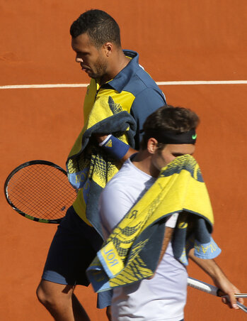 Balra az elődöntő, jobbra a végállomás: a francia Jo-Wilfried Tsonga három játszmában nyert a svájci Roger Federer ellen (Fotó: Beta)