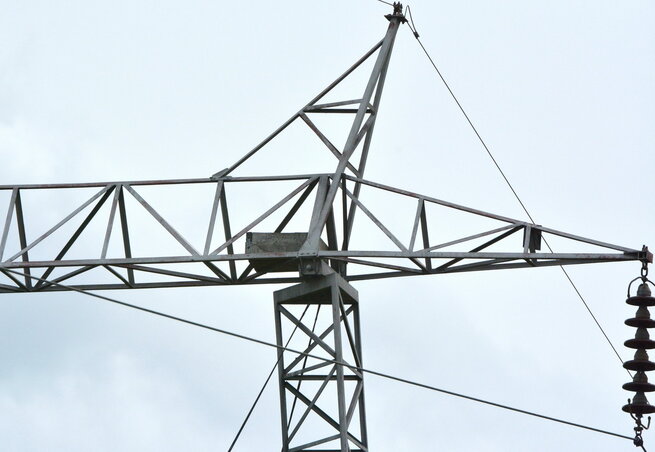 Az egyik üresen maradt fészkelő láda a 200 kilovoltos távvezetéktartó oszlopon (Fotó: Gergely József) Az egyik üresen maradt fészkelő láda a 200 kilovoltos távvezetéktartó oszlopon (Fotó: Gergely József)