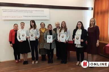 A győri döntőbe továbbjutó öt középiskolás, a háromtagú zsűri, és a házigazda szervezet elnök asszonya társaságában (Fotó: Kazinczy Paszterkó Diana)