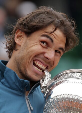 Nadal jellegzetes „serlegbe harapása” Nadal jellegzetes „serlegbe harapása”