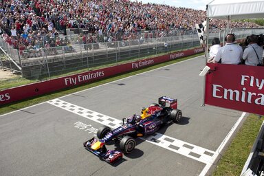 Vettel áthalad a célon (Fotó: Beta/AP)