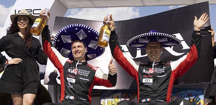 Sébastien Ogier és navigátora, Vincent Landais mexikói módra pezsgőzött Sébastien Ogier és navigátora, Vincent Landais mexikói módra pezsgőzött
