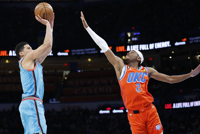 A jövő két nagyágyúja: Booker dob, Gilgeous-Alexander védekezik (Fotó: USA Today Sports) A jövő két nagyágyúja: Booker dob, Gilgeous-Alexander védekezik (Fotó: USA Today Sports)